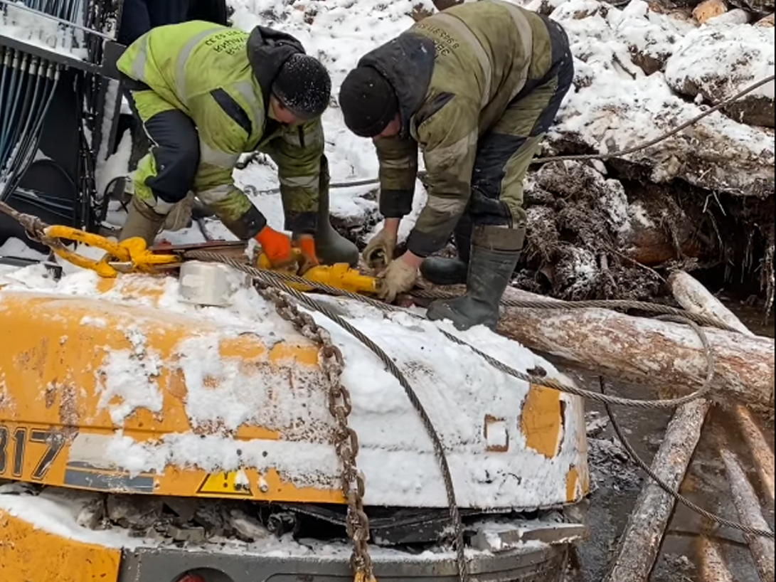 Грузовой эвакуатор, вытаскиваем утонувший экскаватор в Свердловской области, недалеко от перевала Дятлова