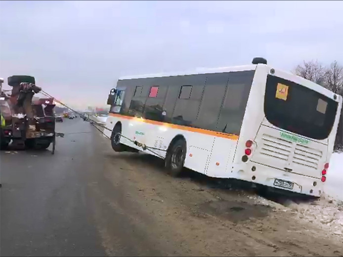 Грузовая эвакуация автобуса из кювета