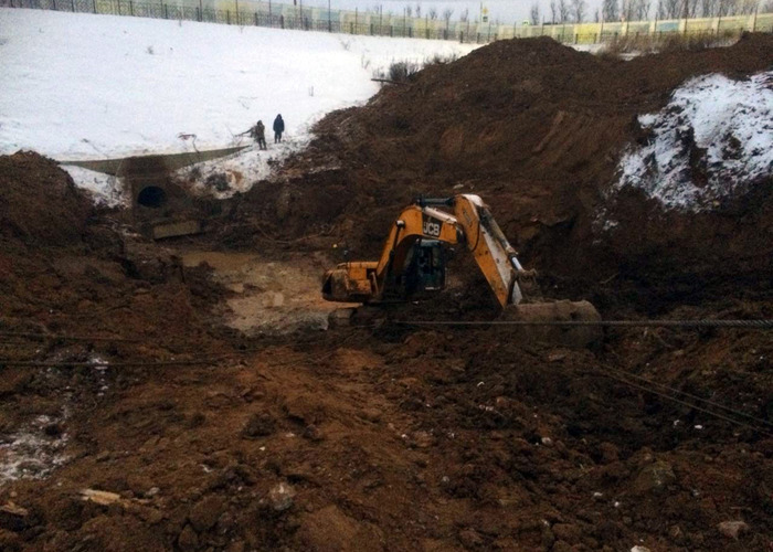 Вытаскивание застрявшего экскаватора массой 33 тонны в Сколково