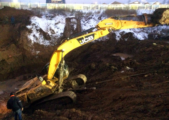 Вытаскивание застрявшего экскаватора массой 33 тонны в Сколково